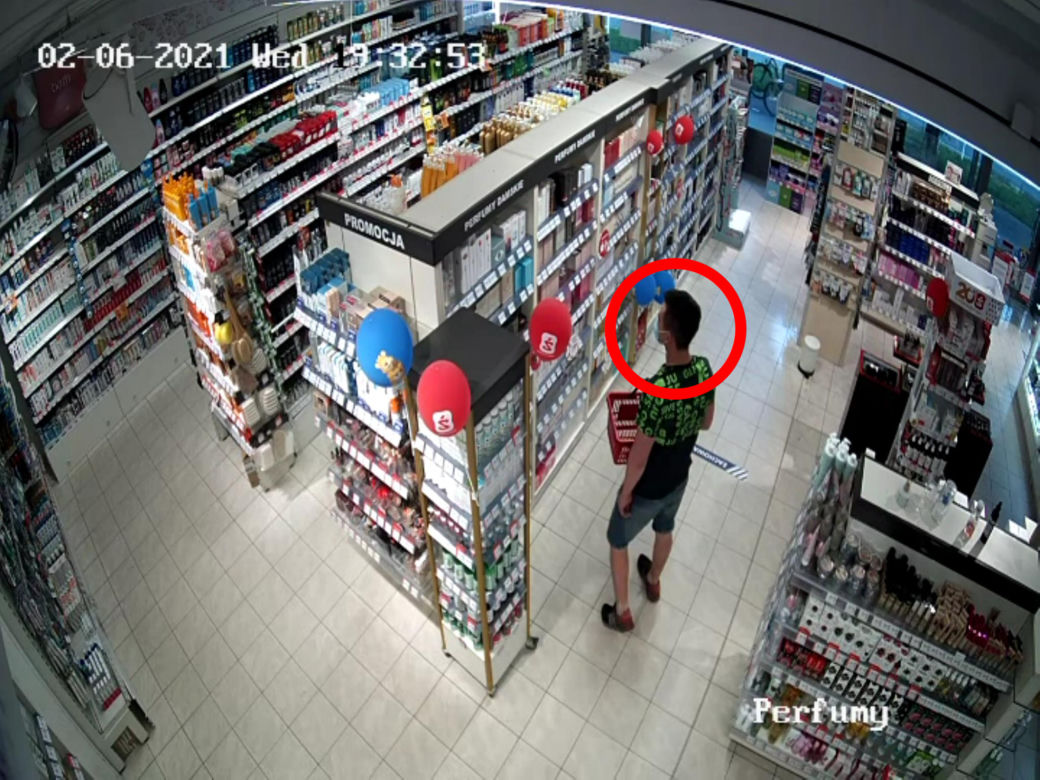 Okradli drogerię z bardzo drogich perfum. Szuka ich policja z Torunia