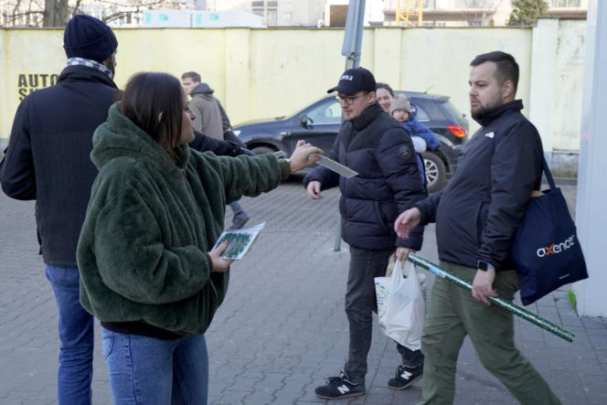 Protest związkowców i pracowników marketów pod katowickim dyskontem. "Przed świętami prosimy o jedno"