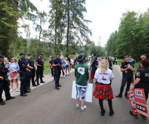 Protesty przeciwko konnemu transportowi nad Morskim Okiem