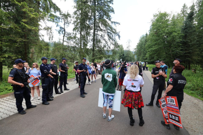 Protesty przeciwko konnemu transportowi nad Morskim Okiem