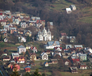 To jedna z najpiękniejszych wsi w województwie małopolskim. Kiedyś była częścią popularnego uzdrowiska