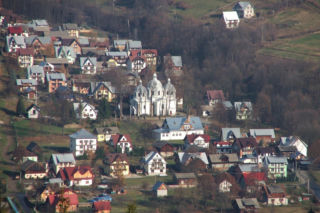 To jedna z najpiękniejszych wsi w województwie małopolskim. Kiedyś była częścią popularnego uzdrowiska