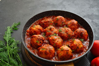 Pieczone klopsiki w sosie pomidorowym – łatwy i aromatyczny obiad dla całej rodziny