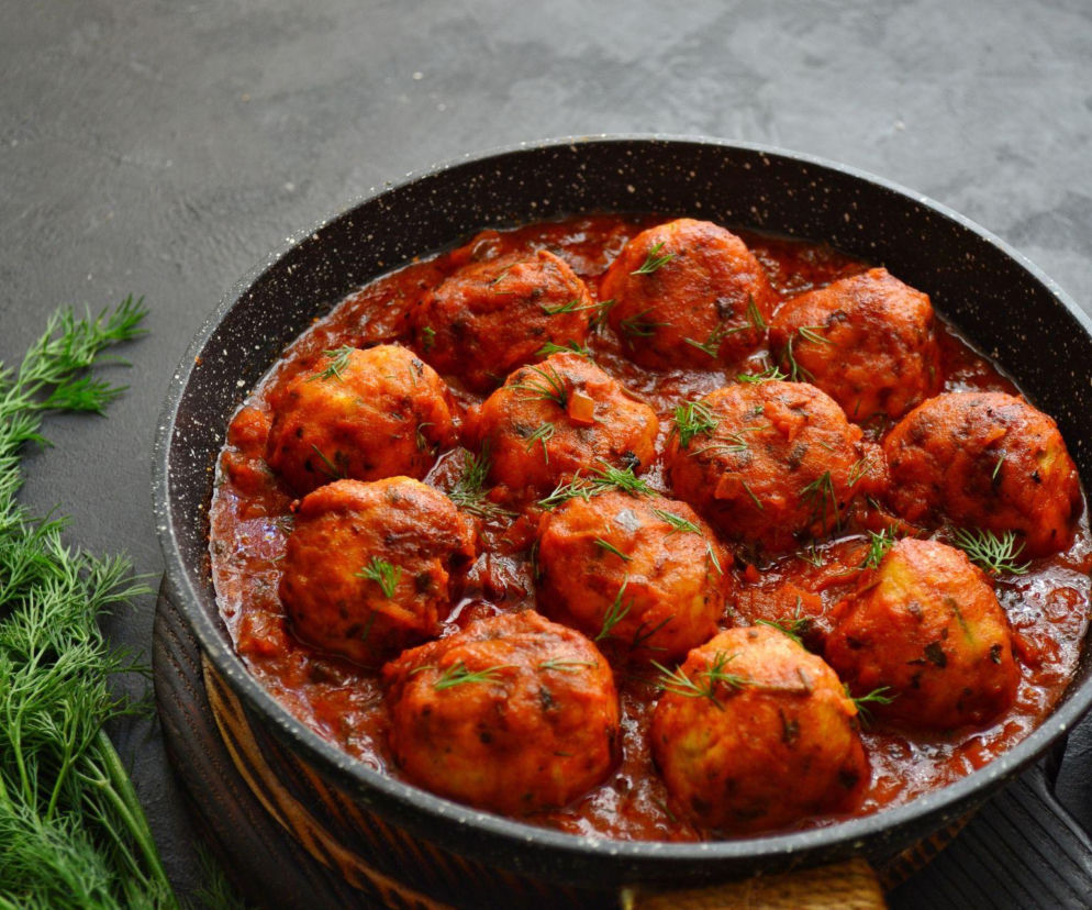 Pieczone klopsiki w sosie pomidorowym – łatwy i aromatyczny obiad dla całej rodziny