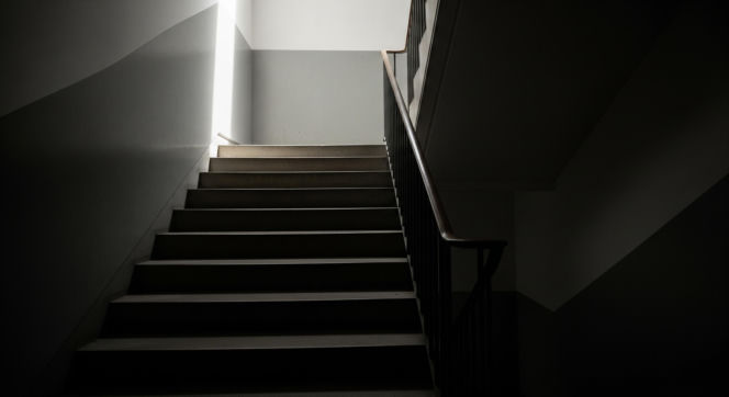 Agresywna awantura domowa pod Pruszczem Gdańskim. Co spotkało interweniujących policjantów?