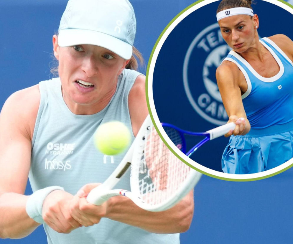 Iga Świątek odbija piłkę rakietą. Na miniaturze Marta Kostiuk podczas gry. O meczu w Toronto przeczytasz na SE Supersport.