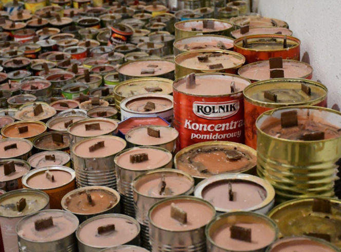 Bydgoszcanie robią świece dla żołnierzy ukraińskich. Mają dawać ciepło w okopach