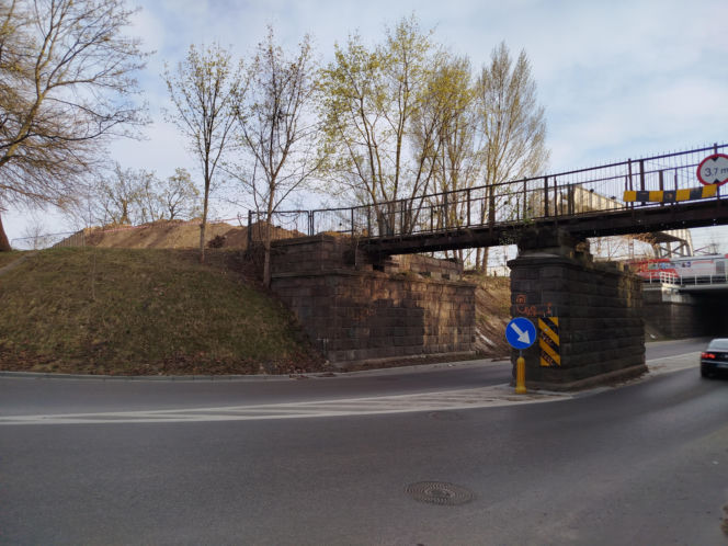 Budowa tunelu dla rowerzystów pod wiaduktem garwolińskim coraz bliżej