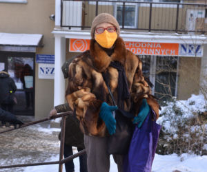 Marzną na siarczystym mrozie żeby zapisać się na szczepienie