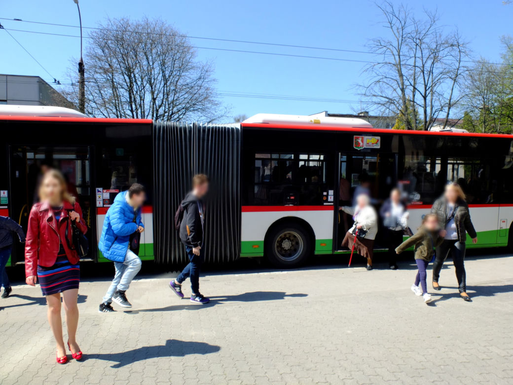 Lublin. Darmowy autobus dowozi wiernych pod drzwi kościoła. Pomysł proboszcza to HIT!