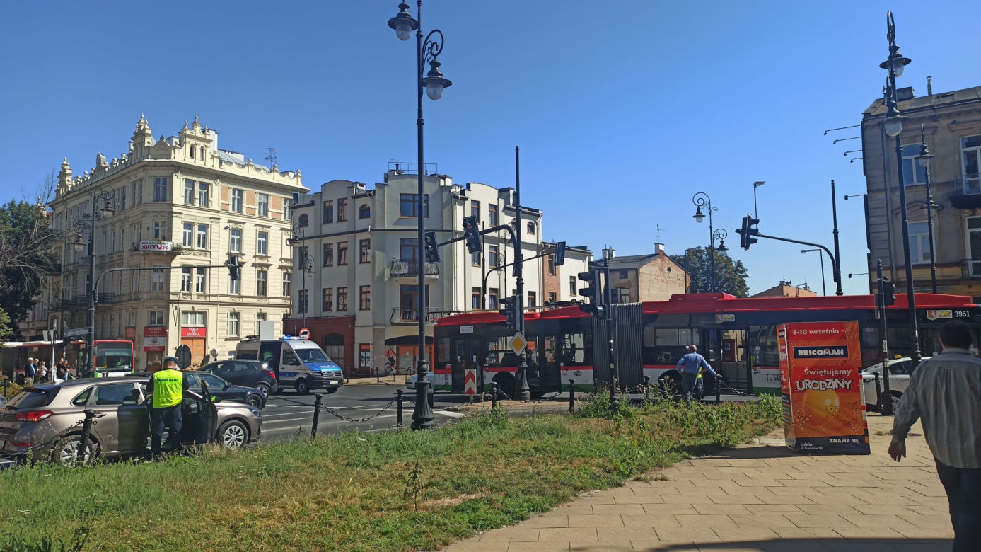 Zderzenie autobusu komunikacji miejskiej z kierowcą Bolta na jednym z lubelskich skrzyżowań [GALERIA]