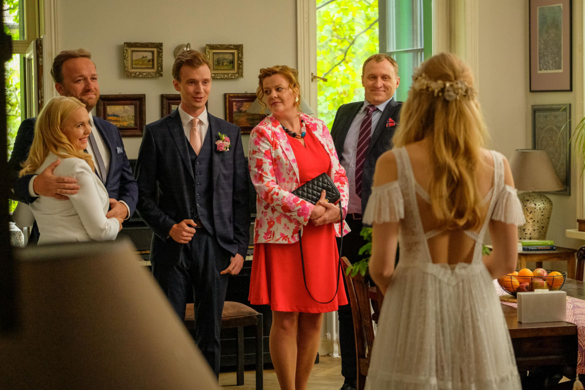 Przyjaciółki odc. 170. Ludmiła (Joanna Gonschorek), Karol (Piotr Kaźmierczak), Julka (Nicole Bogdanowicz), Antek (Maciej Zuchowicz), Anka (Magdalena Stużyńska), Paweł (Bartek Kasprzykowski)