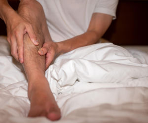 Mrówki w łydkach przed snem? Jedno badanie krwi może rozwiązać twój problem z niespokojnymi nogami