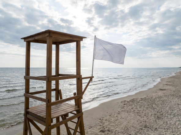 Sinice Kołobrzeg. Czy w Kołobrzegu można się kąpać 17.08? Flaga, warunki pogodowe