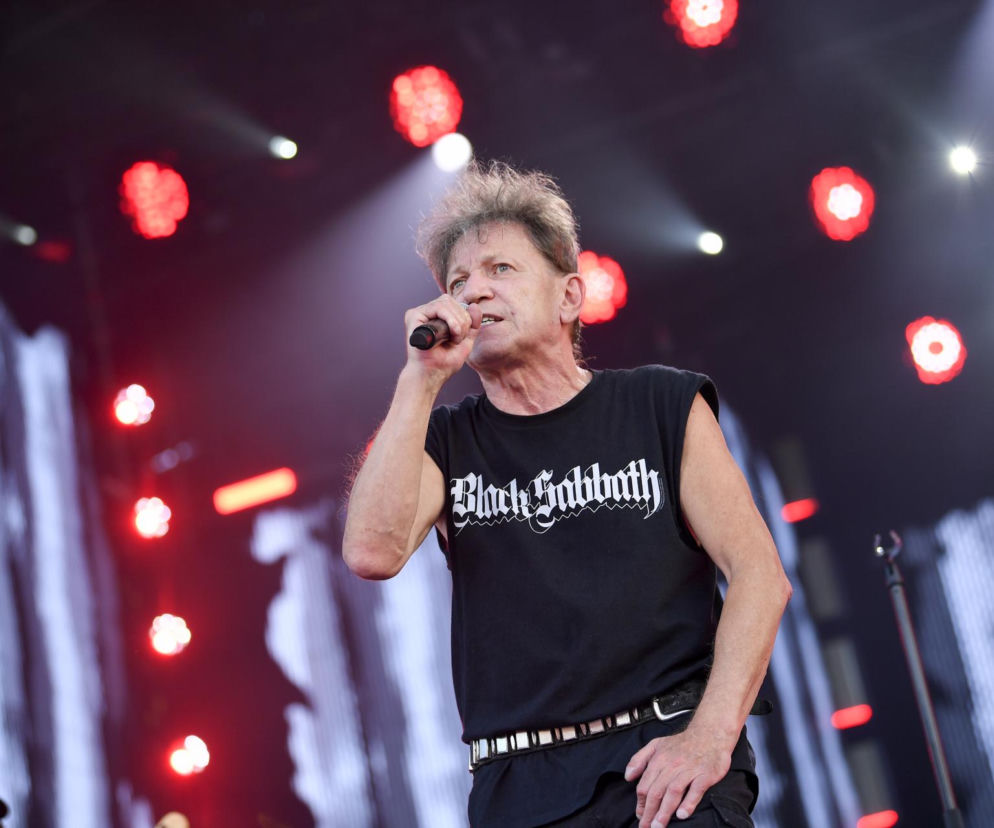 Eugeniusz „Siczka” Olejarczyk z KSU śpiewa do mikrofonu na scenie. O trasie koncertowej czytaj na EskaRock.