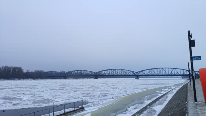 W Toruniu zamarzła Wisła