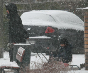 Marta Kaczyńska z synem i psami na sankach w lesie