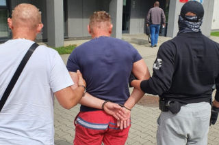 Zadzwonił na policję i stwierdził, że nigdy nie zostanie zatrzymany. Poszukiwacze okazali się lepsi