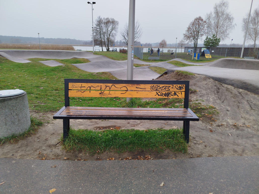 Wandale zniszczyli sprayami m.in. ławeczki i tablice przy pumptracku