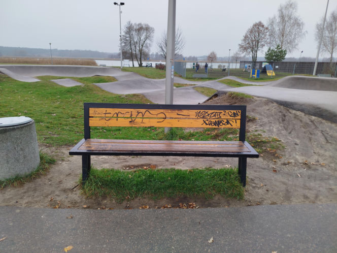 Wandale zniszczyli sprayami m.in. ławeczki i tablice przy pumptracku