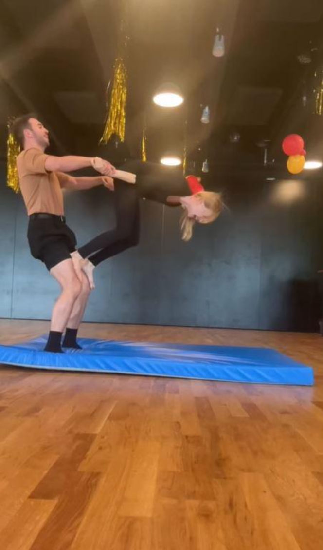 Izabella Miko, Albert Kosiński