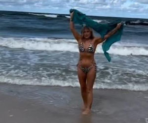 Szał na plaży nad Bałtykiem. Ewa z Sanatorium miłości zrzuciła ubrania. Co za figura w bikini!