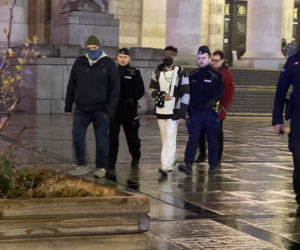 Mężczyzna przeszedł za barierki tarasu widokowego Pałacu Kultury