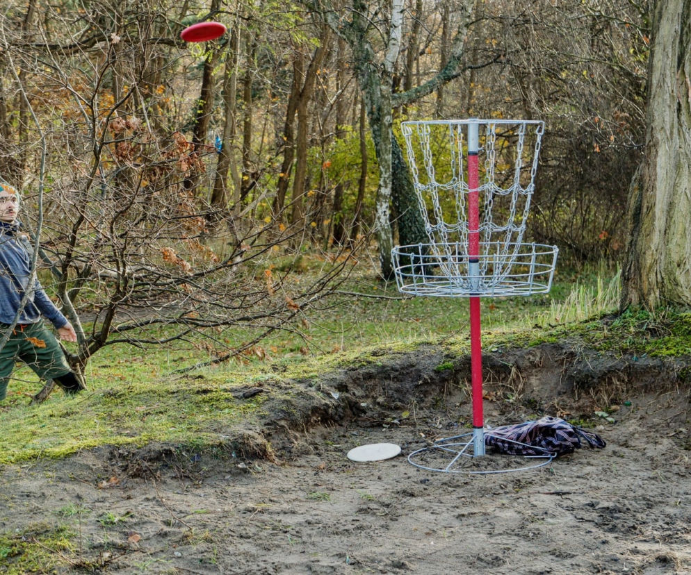 W Disc Golfie punkt zdobywa się po wrzuceniu talerza do dołka