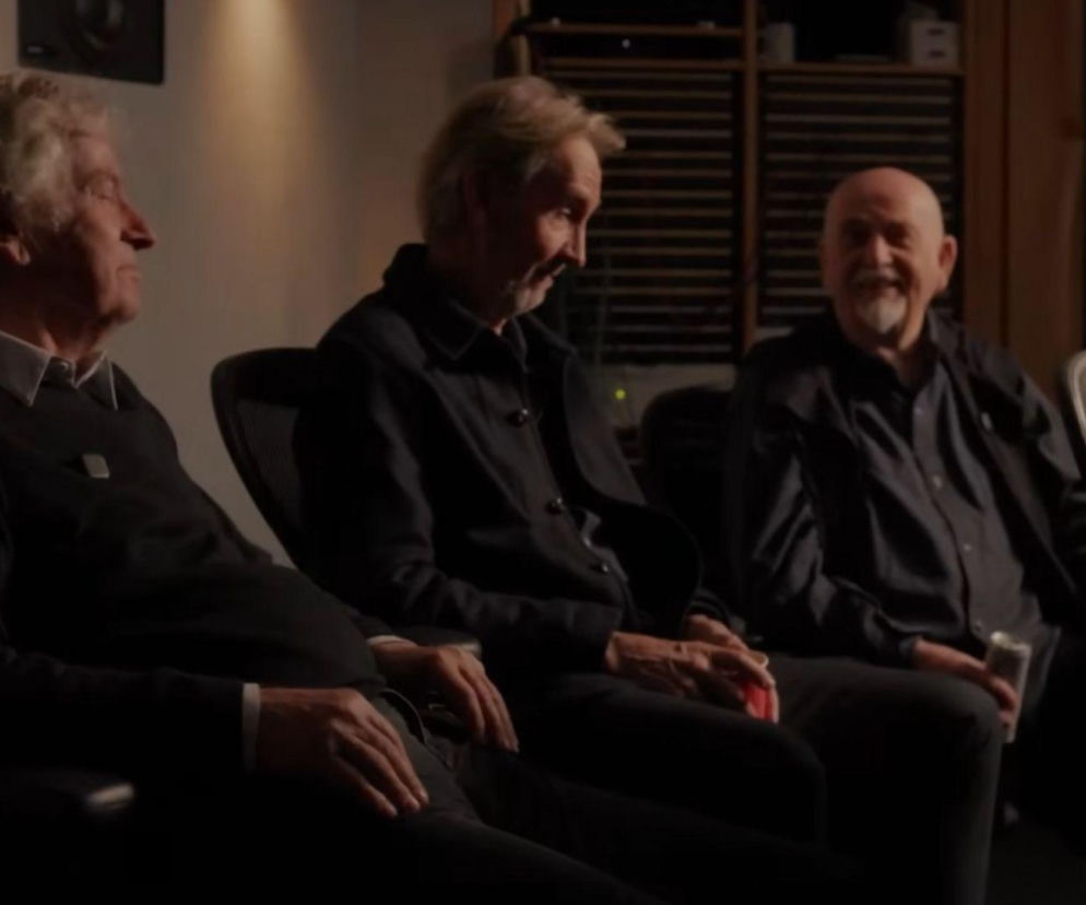 Tony Banks, Mike Rutherford i Peter Gabriel siedzą w studiu nagraniowym. O reedycji albumu Genesis przeczytasz na EskaRock.