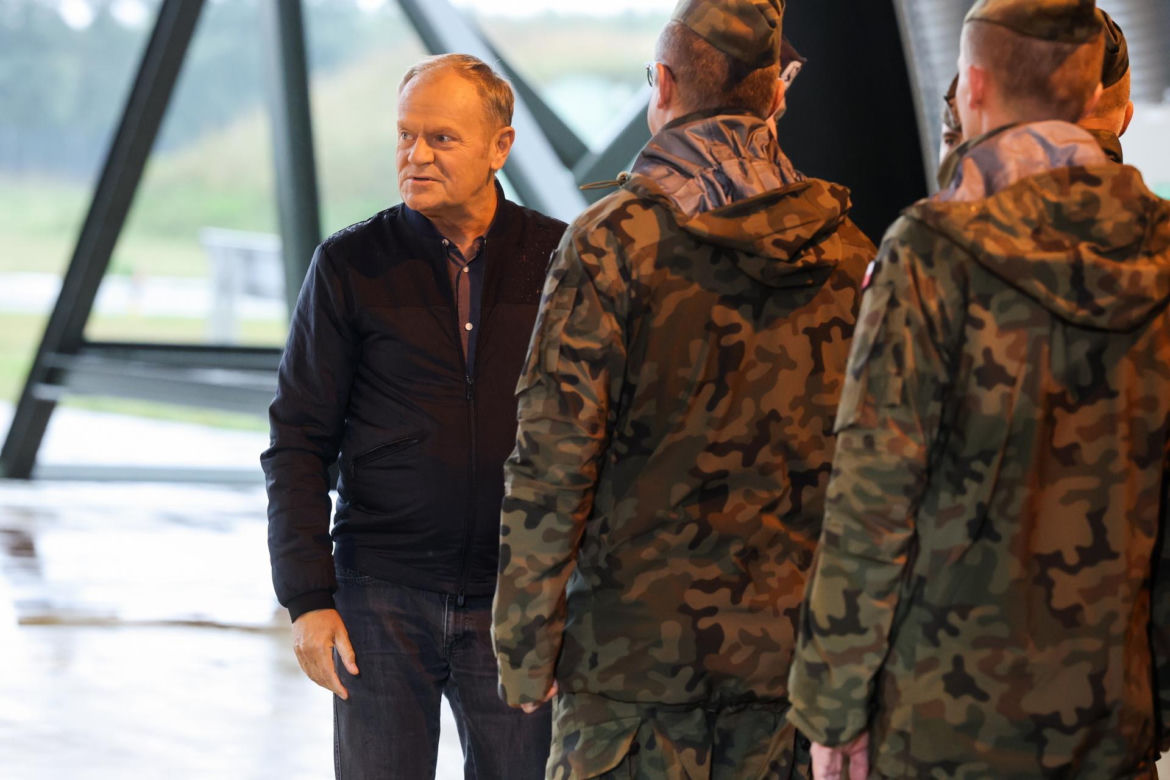 Donald Tusk w bazie lotnictwa w Łasku