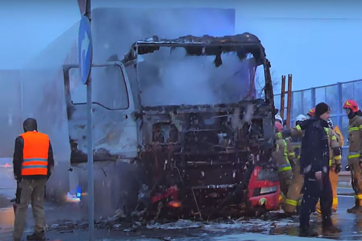 TIR spalił się doszczętnie w Ochabach na trasie DK 81