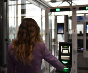Na wrocławskim lotnisku zainstalowano bramki do automatycznej kontroli granicznej