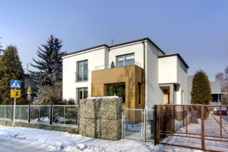 Te błędy przy usuwaniu śniegu z dachu płaskiego mogą słono kosztować