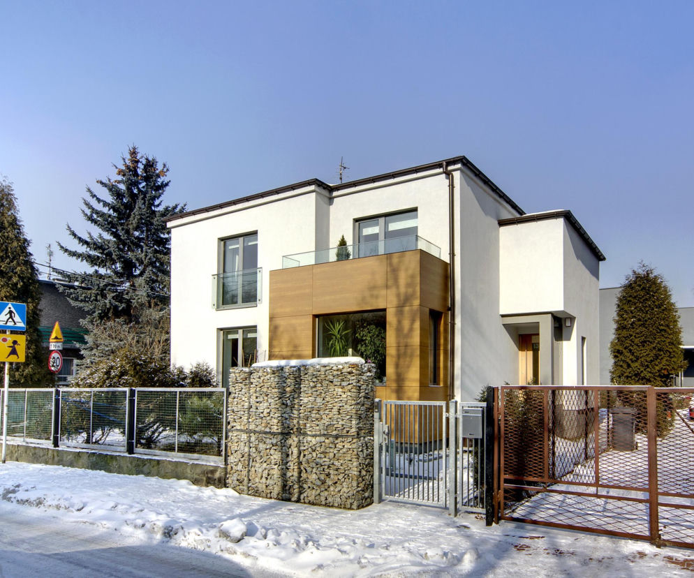 Te błędy przy usuwaniu śniegu z dachu płaskiego mogą słono kosztować