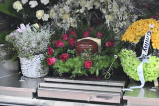 Magda Umer pożegnana przez tłumy. Grób utonął w kwiatach, a te słowa wycisnęły łzy