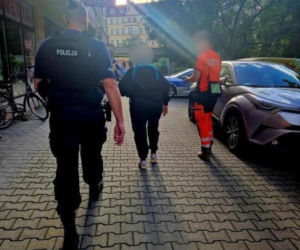 Ślady krwi na klatce schodowej. Policjanci znaleźli ranną 85-latkę