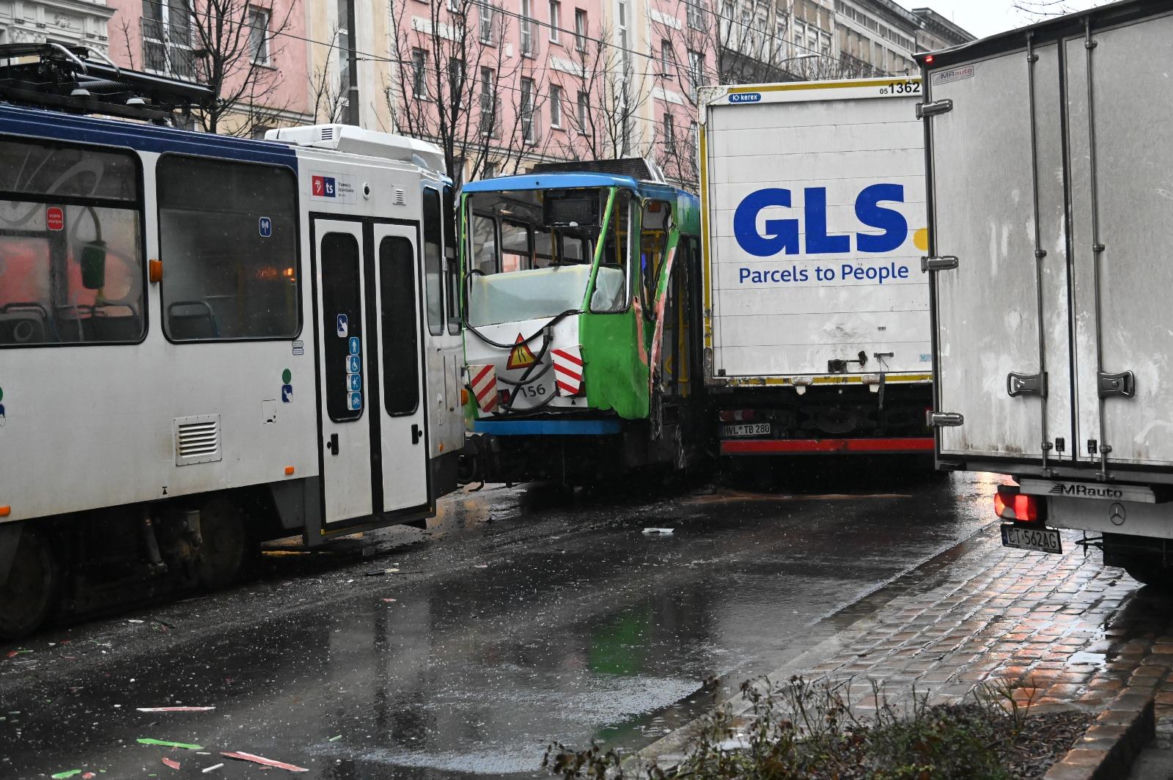 Ciężarówka zderzyła się z tramwajem