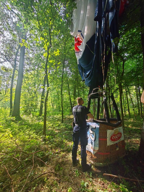 Dramat podczas lotu balonem. Pilot i pasażerki wypadli z kosza