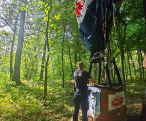 Dramat podczas lotu balonem. Pilot i pasażerki wypadli z kosza