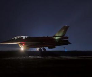 Ktoś próbował oślepić pilota F-16! Wiązka lasera trafiła w wojskowy samolot podczas lądowania