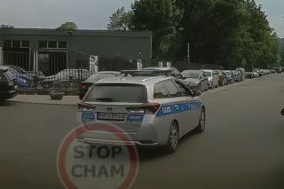 Policjant trąbił na kierowcę, a potem... przepraszał! Jego wpadka się nagrała