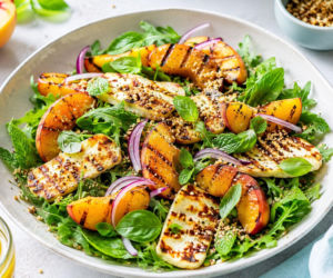 Brzoskwinie wrzucam na patelnię razem z halloumi. Ta sałatka spokojnie zastąpi lunch lub kolację
