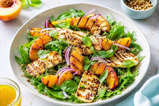 Brzoskwinie wrzucam na patelnię razem z halloumi. Ta sałatka spokojnie zastąpi lunch lub kolację