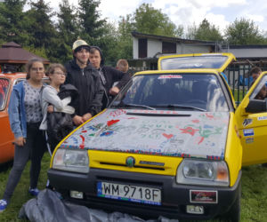 Artystyczna twórczość... na masce samochodu