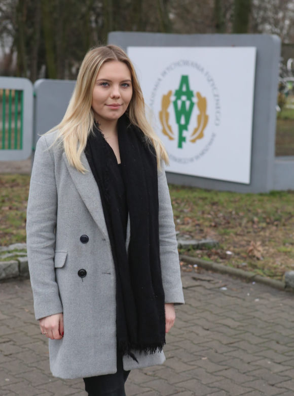 Studentki proszą o pomoc w pomaganiu