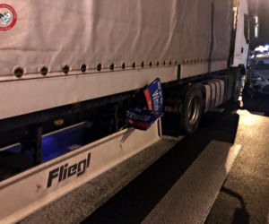 Pijany kierowca ciężarówki staranował wszystko, co miał na drodze. 