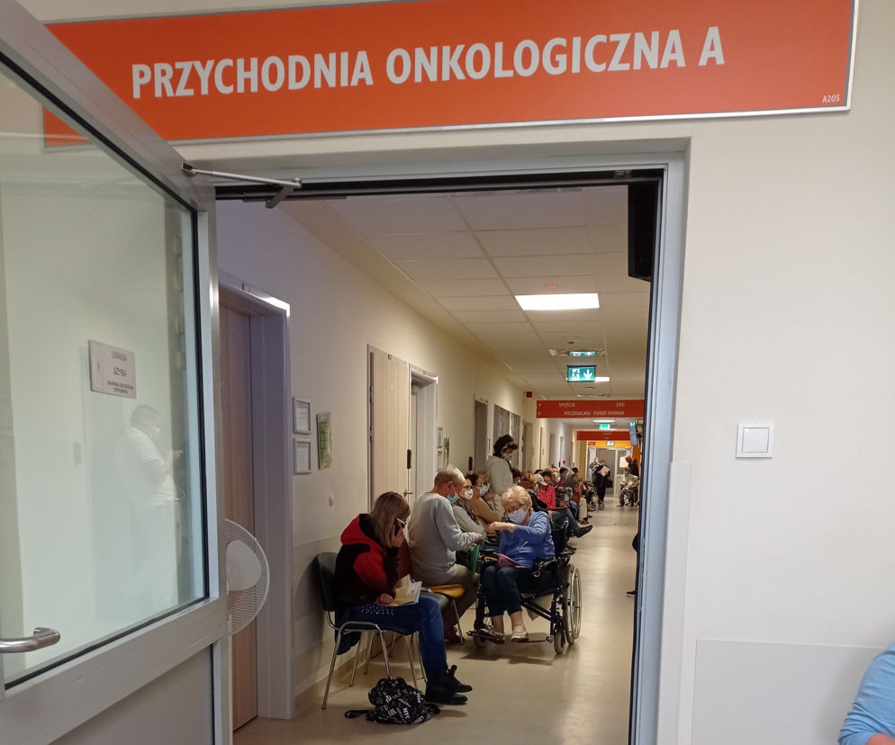 Pacjenci w kolejce przed Przychodnią Onkologiczną A. O walce o refundację leczenia szpiczaka przeczytasz na SE.