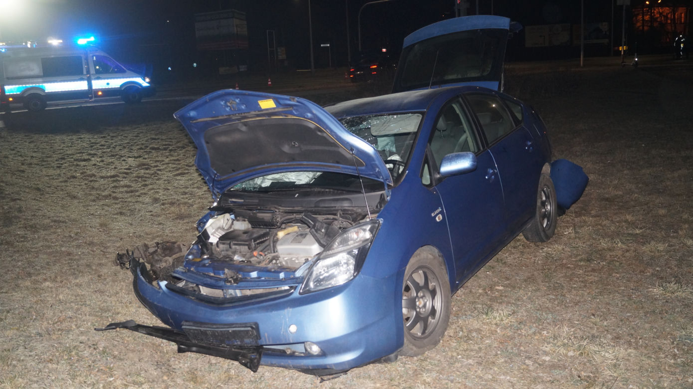 Potworne zderzenie toyoty z BMW w Piasecznie. Pogotowie zabrało rannego