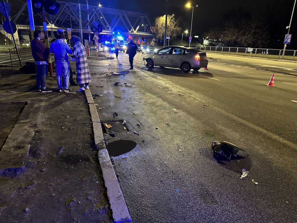 Potworny wypadek z udziałem osobówki i skutera. Kierowca po uderzeniu huknął o asfalt!