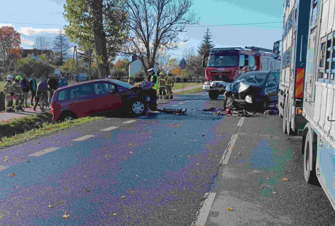 Koszmarny wypadek pod Siedlcami. Tir staranował dwie osobówki. Troje dzieci trafiło do szpitala!